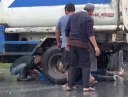 Truk Bermuatan Minyak Tabrak Motor di Tebas, Pengendara Sempat Terjepit di Kolong