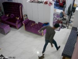 CCTV Ungkap Detik-detik Pencurian Rumah Bendahara Setda Melawi, Pelaku Sempat Diserang Kucing Peliharaan