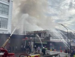 Rayakan Imlek di Tengah Tugas, Damkar Pontianak Padamkan Kebakaran di Jalan Purnama