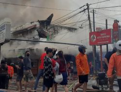 Polsek Pontianak Selatan Olah TKP Kebakaran Dua Ruko di Jalan Purnama 1