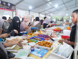 Pasar Juadah Masjid Raya Mujahidin Diserbu Warga, Antusias Berburu Takjil Meski Diguyur Hujan