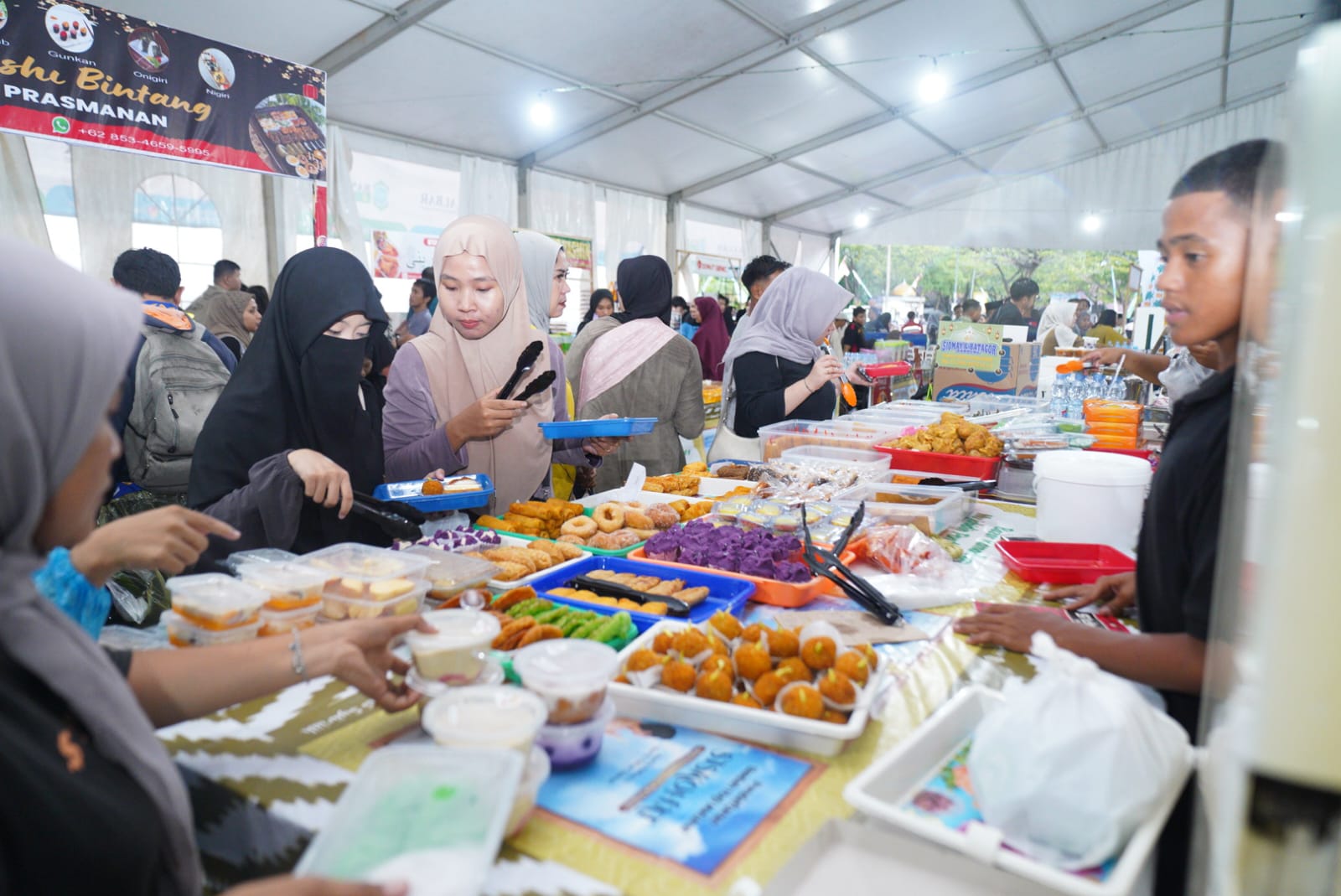 Pasar Juadah Masjid Raya Mujahidin Diserbu Warga, Antusias Berburu Takjil  Meski Diguyur Hujan – SuaraIndo.id