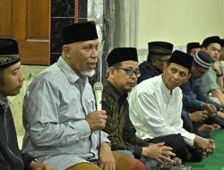 Gubernur Mahyeldi Iktikaf Bersama Warga dan Serahkan Bantuan untuk Masjid Baiturrahim Payakumbuh