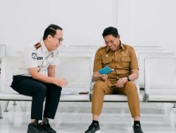Bupati Terima Paspor Perdana, Kantor Imigrasi Lombok Timur Resmi Beroperasi
