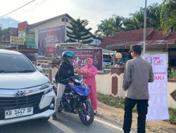 Bhayangkari Ranting Tayan Hulu Turun ke Jalan, Bagikan Takjil untuk Pengendara