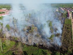 Karhutla 7,2 Hektare Landa Sungai Kakap, Polres Kubu Raya Pasang Police Line dan Lakukan Penyelidikan