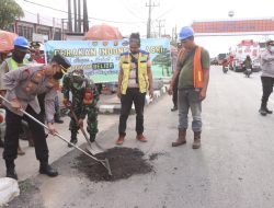 Polres Banyuasin Pimpin Langsung Perbaikan Jalan Lintas Timur, Dukung Gerakan Asri Indonesia