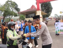 Sinergi dan Kepedulian, Polres Banyuasin Bagikan Takjil Bersama Mahasiswa dan OKP