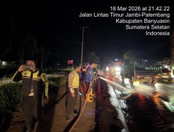 Cegah Kecelakaan, Kabag Ops Polres Banyuasin Pimpin Langsung Pembersihan Tumpahan Solar di SPBU Sedompo Betung