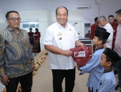 Bupati Asahan Serahkan Santunan kepada Anak Panti Asuhan Muhammadiyah