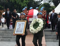 Presiden Prabowo Pimpin Pemakaman Kenegaraan Wapres ke-6 Try Sutrisno di TMP Kalibata