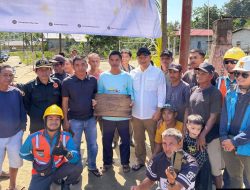 Menjemput Terang di Ujung Negeri: Bupati Tancapkan Tiang Listrik Pertama di Tanjung Lambai