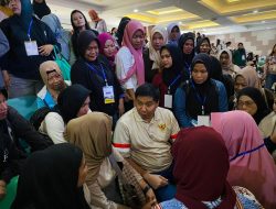 Menteri PKP Maruarar Sirait Dikerumuni Ibu-Ibu PNM Mekaar Usai Sosialisasi KUR Perumahan di Kantor Gubernur Kalbar