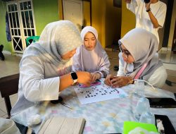 Ngabuburit Bermakna, Relawan dan Tunanetra di Pontianak Belajar Huruf Braille Sambil Membuat Papan Nama Kamar