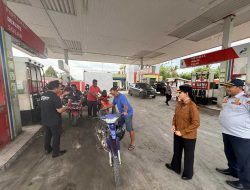 Antrean BBM di Ngabang Mengular, Karolin Turun Langsung ke SPBU