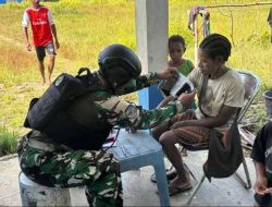 Hadir di Tengah Masyarakat, Satgas Yon Parako 466 Pasgat Berikan Layanan Kesehatan Warga Distrik Korowai Batu