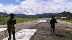 Satgas Yon Parako 466 Pasgat Perketat Pengamanan Lapangan Terbang di Dogiyai, Pastikan Jalur Perintis Aman dari Gangguan