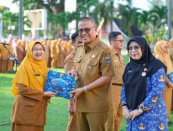 Pemprov Sumbar Lepas 108 ASN Calon Jemaah Haji, Sekda Tekankan Jaga Integritas dan Nama Baik Daerah