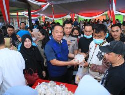 Wagub Cik Ujang Buka Operasi Pasar Murah di Sukawinatan, Tekan Inflasi dan Jaga Daya Beli Masyarakat