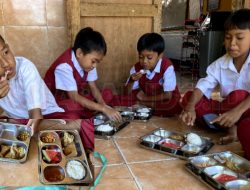 Kepala SDN 1 Paok Lombok Pastikan Program MBG Berjalan Normal, Siswa Antusias