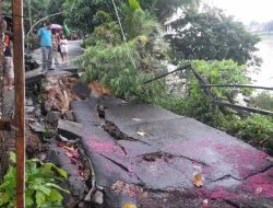 Jalan Tepi Sungai Sungai Sekadau Longsor