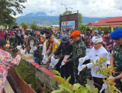 Aparat Gabungan dan Satgas Yon Parako 466 Pasgat Ikut Musnahkan Ratusan Barang Bukti Temuan Sajam, Miras, Narkoba