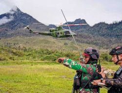 Dedikasi Tanpa Batas, Prajurit TNI Kendalikan Operasional Bandara Perintis di Sinak