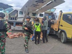 Kolaborasi Satgas Yon Parako 466 Pasgat, Kru Pesawat dan Pekerja Pastikan Keamanan Logistik di Kabupaten Intan Jaya