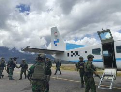 Kunjungi Pos Satgas Yon Parako 466 Pasgat di Distrik Sinak Puncak, Pangkoops TNI Bangkitkan Semangat Moril Prajurit