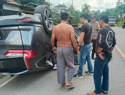 Tabrakan di Jalan Raya Beduai, Honda CR-V Hantam Pick Up Terparkir