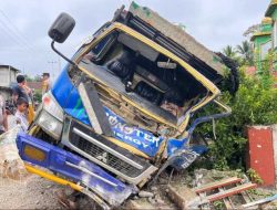 Supir Truk Diduga Hilang Konsentrasi Akibat Sorotan Lampu Motor, Hantam Tembok Masjid di Sekayam