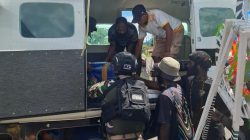 Sinergi Satgas Yon Parako 466 Pasgat dan Warga Bahu-Membahu Evakuasi Jenazah