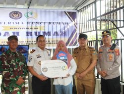 Kakanwil Ditjenpas Sumsel Erwedi Supriyatno Serahkan Kunci Program Bedah Rumah untuk Warga Palembang