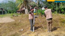 Badan Hisab dan Rukyat Kemenag Sanggau Tentukan Arah Kiblat Mushollah Rahmatullah