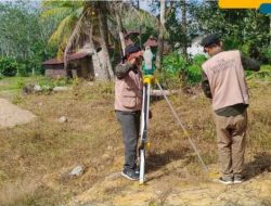 Badan Hisab dan Rukyat Kemenag Sanggau Tentukan Arah Kiblat Mushollah Rahmatullah